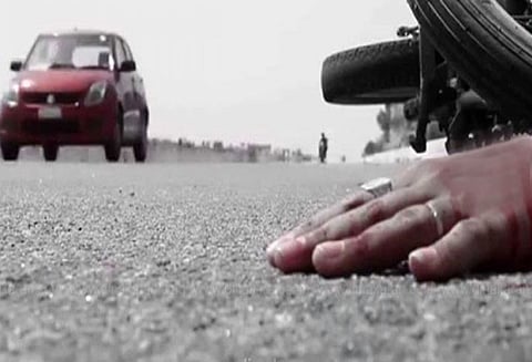 கார், 2 மோட்டார் சைக்கிள்கள் மீது மோதல்: தாறுமாறாக ஓடிய கார் மோதி பெண் காயம்; வாலிபருக்கு தர்மஅடி