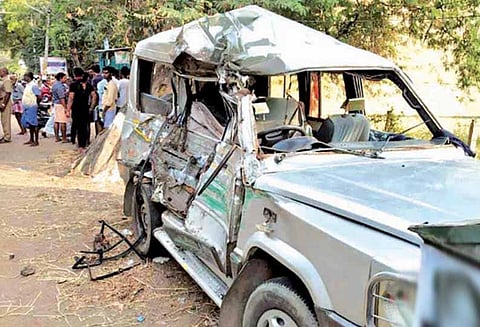 ஸ்ரீவில்லிபுத்தூர் அருகே, திருமண கோஷ்டியினரின் கார் மீது பஸ் மோதல்- உடுமலை வாலிபர் பலி