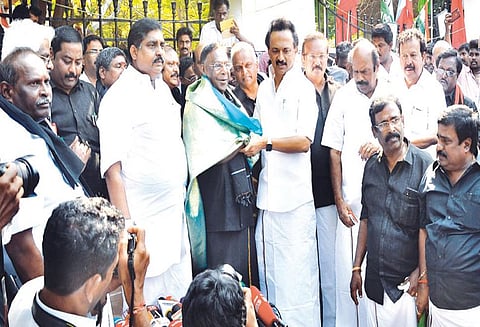 கவர்னருக்கு எதிராக 5-வது நாளாக தர்ணா: முதல்-அமைச்சர், அமைச்சர்களின் வீடுகளில் கருப்பு கொடி மு.க.ஸ்டாலின், கம்யூனிஸ்டு கட்சி தலைவர்கள் நேரில் வாழ்த்து