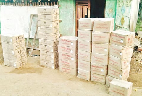 மதுபாட்டில்கள் பதுக்கிய வழக்கில் தந்தை - மகன் உள்பட 4 பேர் கைது 3,792 மதுபாட்டில்கள் பறிமுதல்