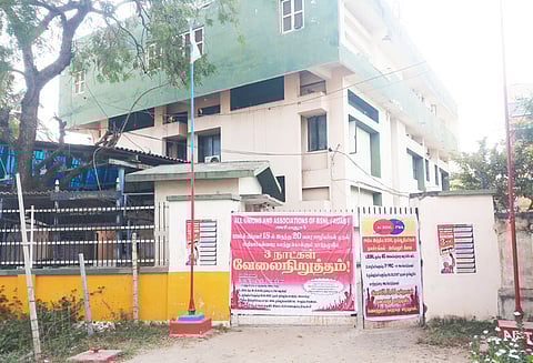 பி.எஸ்.என்.எல். ஊழியர்கள்- அதிகாரிகள் வேலை நிறுத்தம் அலுவலகங்கள் மூடப்பட்டிருந்தன