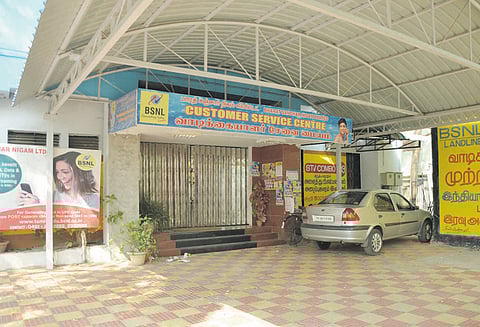 பி.எஸ்.என்.எல். ஊழியர்கள் வேலைநிறுத்த போராட்டம் அலுவலகங்கள் வெறிச்சோடின; சேவை மையங்கள் மூடல்