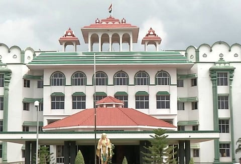 திருப்பதி கோவில் போல் தமிழக கோவில்களில் தங்கும் விடுதிகளை ஏன் பராமரிப்பதில்லை? உயர்நீதிமன்ற மதுரை கிளை