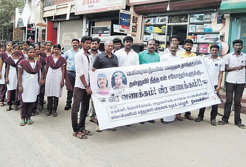 பயங்கரவாதிகள் நடத்திய தாக்குதலில் வீரமரணம் அடைந்த ராணுவ வீரர்களுக்கு அஞ்சலி