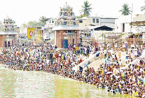 கும்பகோணத்தில் மாசிமக தீர்த்தவாரி: மகாமக குளத்தில் பல்லாயிரக்கணக்கானோர் புனித நீராடல்