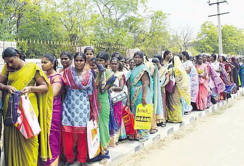 தூத்துக்குடியில் அங்கன்வாடி பணியாளர் பணிக்கு நேர்காணல் ஏராளமான பெண்கள் குவிந்தனர்