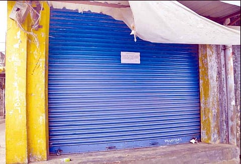 ஊட்டி நகராட்சியில் வாடகை செலுத்தாத 18 கடைகளுக்கு ‘சீல்’