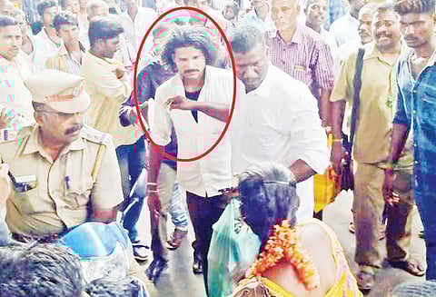 குடிபோதையில் மாணவியின் கையை பிடித்து இழுத்த வாலிபர் பொதுமக்கள் தர்மஅடி கொடுத்து போலீசில் ஒப்படைத்தனர்