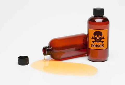 விபத்தில் காதலன் இறந்ததால் மனம் உடைந்தார்: விஷம் குடித்து இளம்பெண் தற்கொலை