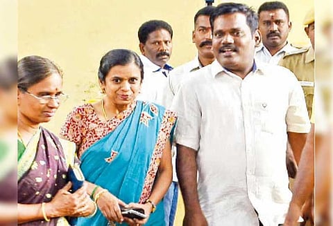 நிர்மலாதேவி விவகாரம்: ‘‘என் மீதான பொய் வழக்கை சட்டப்படி சந்திப்பேன்’’ ஜாமீனில் விடுதலையான பேராசிரியர் முருகன் பேட்டி