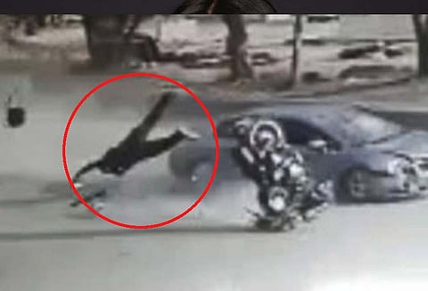 கார் ரேஸில் ஈடுபட்ட கல்லூரி மாணவி ! தூக்கி வீசப்பட்ட இளைஞர்