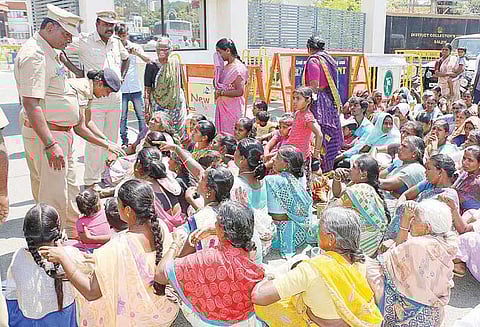 காரிப்பட்டி போலீசாரை கண்டித்து சேலம் கலெக்டர் அலுவலகத்தை முற்றுகையிட்டு பொதுமக்கள் தர்ணா 50 பேர் கைது