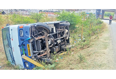 குன்றத்தூர் அருகே பள்ளி வேன் கவிழ்ந்தது; மாணவர்கள் உள்பட 6 பேர் காயம் குடிபோதையில் ஓட்டிய டிரைவர் கைது