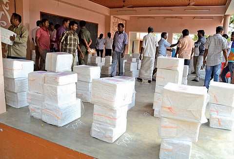 நெல்லைக்கு பலத்த பாதுகாப்புடன் பிளஸ்-1, பிளஸ்-2 பொதுத்தேர்வு வினாத்தாள் வந்தது