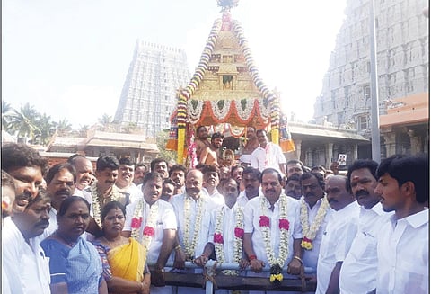 அருணாசலேஸ்வரர் கோவிலில் தங்கத்தேர் வெள்ளோட்டம் அமைச்சர் சேவூர் ராமச்சந்திரன் தொடங்கி வைத்தார்