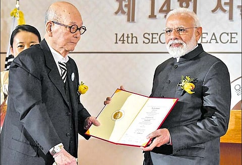 தென்கொரியாவில் நடந்த விழாவில் பிரதமர் மோடிக்கு அமைதி விருது