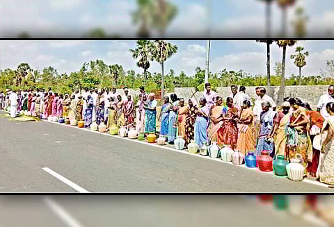 அடிப்படை வசதிகளை மேம்படுத்தக்கோரி தென்னை ஓலையில் காலிக்குடங்களை அடுக்கி ஒப்பாரி