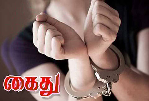 வெந்நீரை ஊற்றி லாரி டிரைவர் கொலை: தலைமறைவாக இருந்த மனைவி கைது