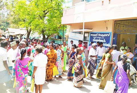 மருதூர் பேரூராட்சி அலுவலகத்தில் சிறப்பு நிதி ரூ.2 ஆயிரம் பெறுவதற்கு மனு கொடுக்க குவிந்த பொதுமக்கள்