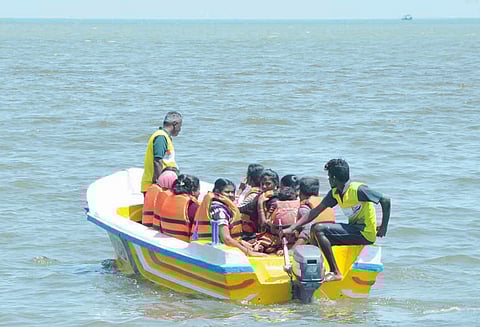 தூத்துக்குடி முத்துநகர் கடற்கரையில் வாக்காளர் பட்டியலில் பெயர் சேர்க்க சிறப்பு முகாம் இலவச படகு சவாரி