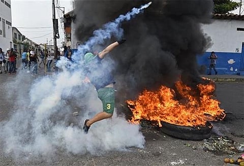 வெனிசூலா எல்லையில் கலவரம்; 4 பேர் சாவு