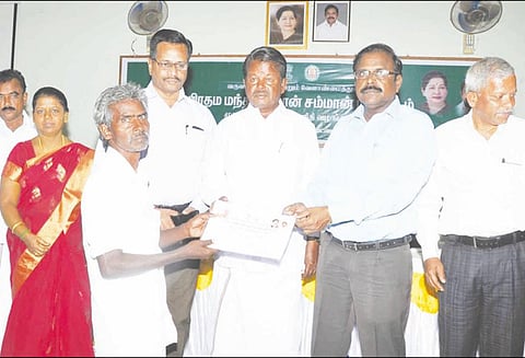 மத்திய அரசு திட்டத்தின்கீழ் 125 விவசாயிகளுக்கு தலா ரூ.6 ஆயிரம் நிதி உதவிக்கான சான்று வருவாய் அதிகாரி வழங்கினார்