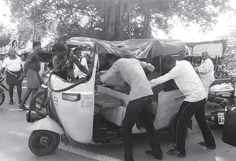 வேங்கிக்காலில் ஆட்டோ மீது மோட்டார்சைக்கிள் மோதல் - பெண் படுகாயம்