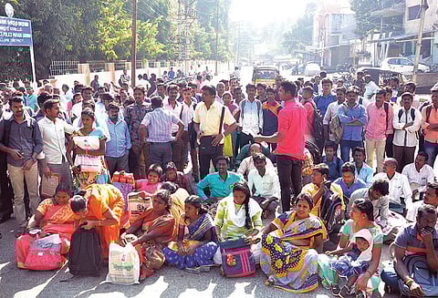 கால்நடை பராமரிப்பு உதவியாளர் பணி: நேர்காணலுக்கு வந்த இளைஞர்கள் ‘திடீர்’ சாலை மறியல்