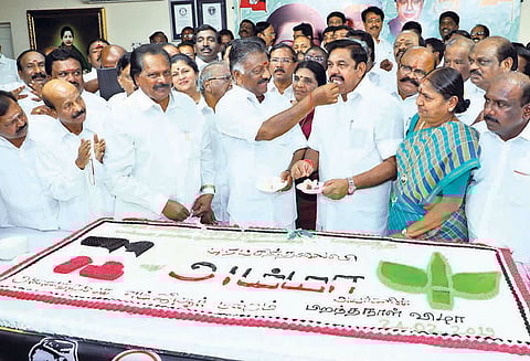 71-வது பிறந்தநாள்: ஜெயலலிதா சிலைக்கு எடப்பாடி பழனிசாமி, ஓ.பன்னீர்செல்வம் மரியாதை ‘கேக்’ வெட்டி கொண்டாட்டம்