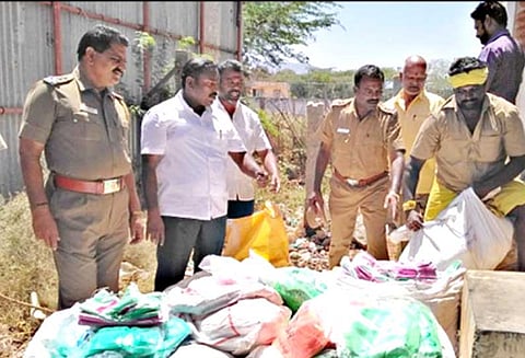 குடோனில் பதுக்கி வைத்திருந்த பாலித்தீன் பைகள் பறிமுதல்