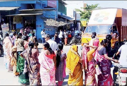 ஏழைகளுக்கு ரூ.2 ஆயிரம் வழங்கும் திட்டம்: டோக்கன் முடிந்ததாக கூறியதால் பொதுமக்கள் சாலை மறியல்