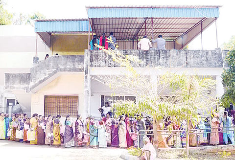 100 நாள் வேலை திட்டத்தில் முறைகேடு: ஐகோர்ட்டு நீதிபதிகள் தலைமையில் குழு அமைத்து விசாரணை கலெக்டர் அலுவலகத்தில் மனு