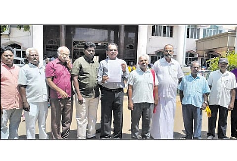 துப்பாக்கி சூட்டில் பாதிக்கப்பட்டவர்களுக்கு அரசு வேலை வழங்க வேண்டும் மக்கள் குறைதீர்க்கும் கூட்டத்தில் வலியுறுத்தல்