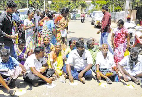 கலெக்டர் அலுவலகம் முன்பு மண்சோறு சாப்பிட்டு போராட்டம்