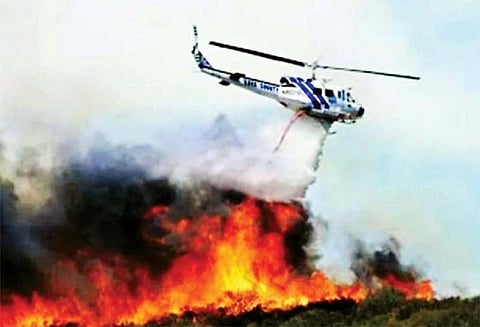 பந்திப்பூர் வனப்பகுதியில் காட்டுத்தீயை அணைக்கும் பணியில் 4 ஹெலிகாப்டர்கள்: முதல்-மந்திரி குமாரசாமியின் கோரிக்கையை ஏற்று விமானப்படை ஏற்பாடு