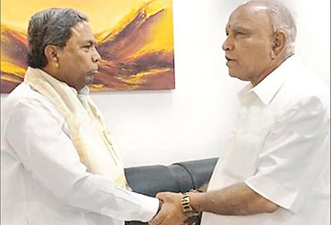 ஒரே விமானத்தில் பயணித்த சித்தராமையா, எடியூரப்பா - சந்தித்து பேசியதால் கர்நாடக அரசியலில் பரபரப்பு