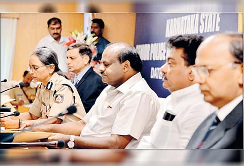 மாநிலத்தில் சட்டம்-ஒழுங்கு குறித்து உயர் போலீஸ் அதிகாரிகளுடன் குமாரசாமி ஆலோசனை