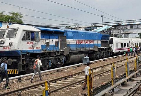 சென்னை- மங்களூர் விரைவு ரயிலின் இரண்டு பெட்டிகள் தடம் புரண்டு விபத்து