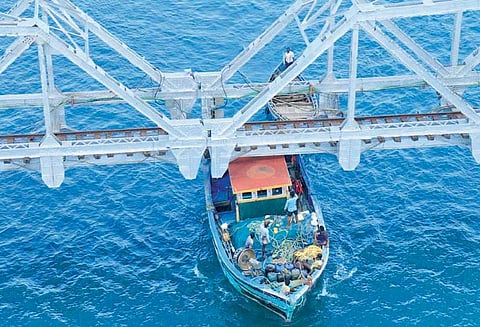 பெரிய மீன்பிடி விசைப்படகுகளால் பாம்பன் தூக்குப்பாலம் சேதமடையும் ஆபத்து மூடப்பட்டிருக்கும்போது கடந்து செல்கின்றன