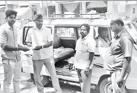 தஞ்சை மாவட்டத்தில் முதல் முறையாக மக்களை தேடி சென்று வரி வசூல் செய்யும் சேவை பேராவூரணியில் தொடங்கப்பட்டது