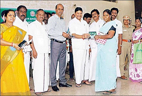 கடலூரில் 2,944 பெண்களுக்கு தாலிக்கு தங்கம் - அமைச்சர் எம்.சி.சம்பத் வழங்கினார்