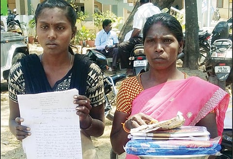 சேலத்தில் பரபரப்பு: பட்டுச்சேலை, தாலியுடன் கலெக்டர் அலுவலகத்துக்கு வந்த இளம்பெண்