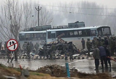 புல்வாமா தாக்குதல்: பாகிஸ்தானிடம் ஆதாரங்களை இந்தியா ஒப்படைப்பு