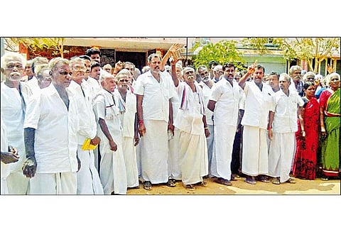 பயிர் காப்பீட்டு தொகை வழங்கக்கோரி தாலுகா அலுவலகம் முன்பு விவசாயிகள் ஆர்ப்பாட்டம்