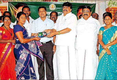 2,675 பெண்களுக்கு ரூ.14¼ கோடியில் தாலிக்கு தங்கம் - அமைச்சர் கே.டி.ராஜேந்திர பாலாஜி வழங்கினார்