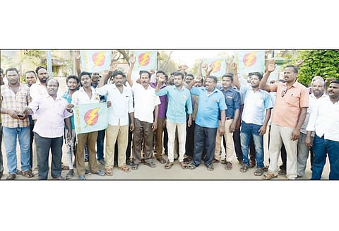 தினக்கூலி ரூ.380 உடனே வழங்கக்கோரி மின்வாரிய ஒப்பந்த தொழிலாளர்கள் குடும்பத்துடன் உண்ணாவிரதம் தஞ்சையில் நடந்த ஆர்ப்பாட்டத்தில் அறிவிப்பு