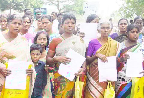 பெரம்பலூரில் குறைதீர்க்கும் நாள் கூட்டம்: வீட்டுமனை பட்டா வழங்கக்கோரி கலெக்டரிடம் கிராம மக்கள் மனு