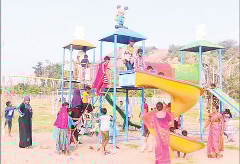 பள்ளிகளுக்கு தொடர் விடுமுறை: சித்தன்னவாசல் சுற்றுலா தலத்தில் குவிந்த பொதுமக்கள் படகு சவாரி செய்து மகிழ்ந்தனர்