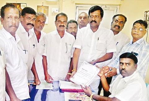 காங்கிரஸ் வாக்குச்சாவடி முகவர்கள் பட்டியல் தாசில்தாரிடம் ஒப்படைப்பு