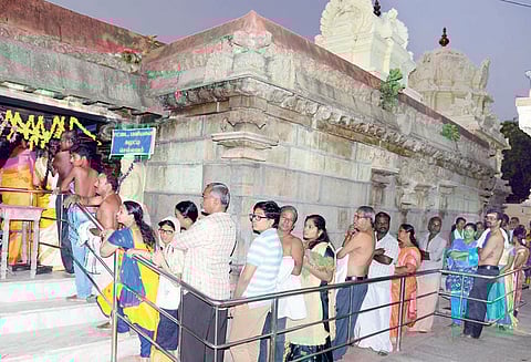 புத்தாண்டையொட்டி கோவில்களில் மக்கள் கூட்டம் அலைமோதியது